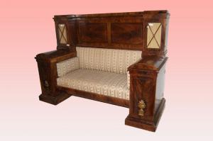 Nordeuropäisches Biedermeier-Sofa aus dem 19. Jahrhundert aus Mahagonifeder mit Vitrinen und Intarsien